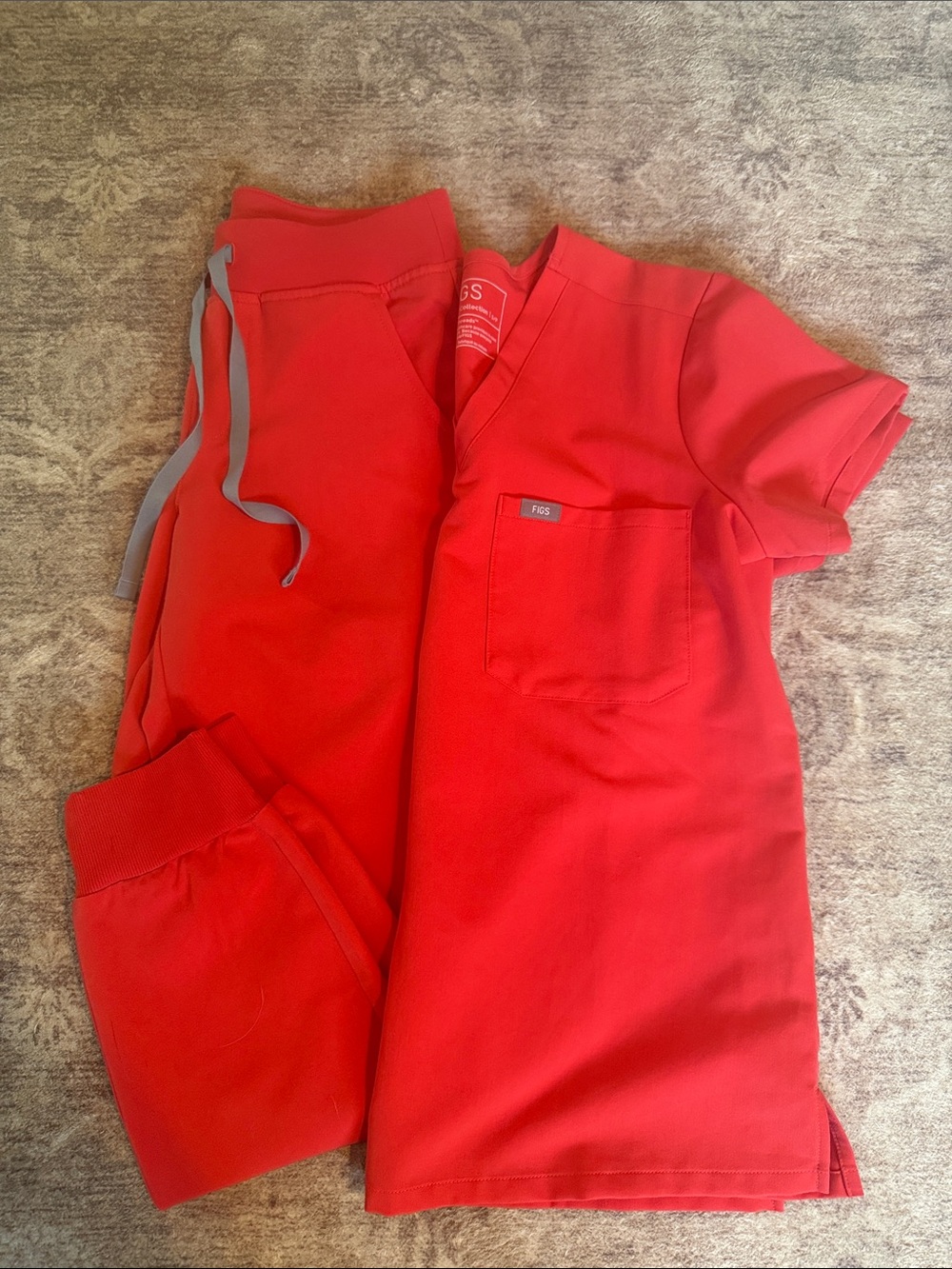 Figs Hibiscus Scrubs- Catarina Top SP / Zamora Jogger XS P